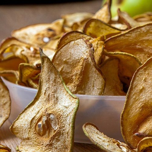 close-up-dried-pears-plate-fresh-pears-wooden-table_176474-2566